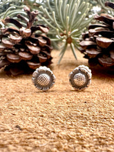 Load image into Gallery viewer, Flower Stud Earrings