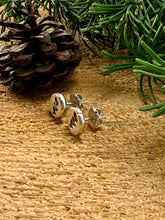 Load image into Gallery viewer, Pebble Leaf Stud Earrings