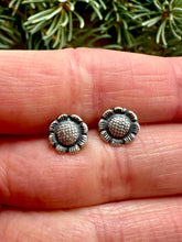 Load image into Gallery viewer, Flower Stud Earrings