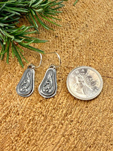 Load image into Gallery viewer, Vining Flower Drop Earrings